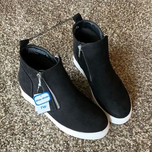 Women’s 7W Time & Tru Black Wedge Sneaker Booties